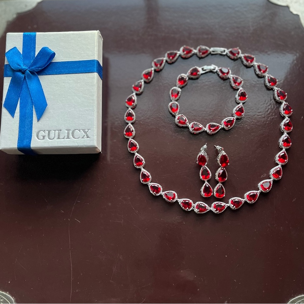 Red Rhinestone Wreath Necklace Set - Picture 4 of 6